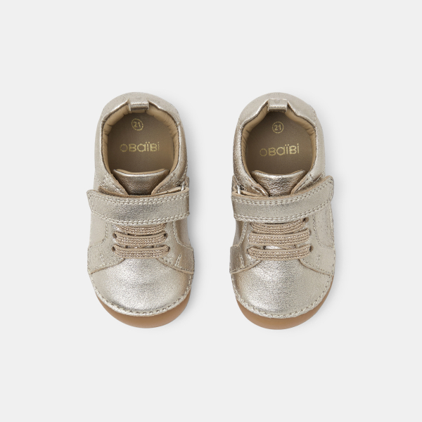 حذاء برقبة لامع للخطوات الأولى للفتيات الصغيرات